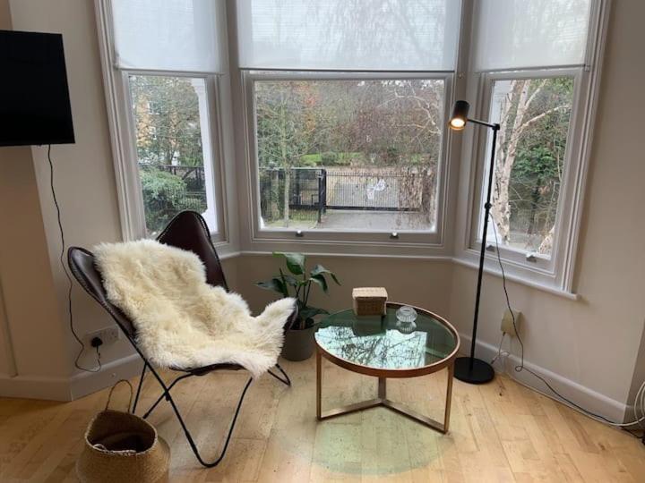 Lovely Spacious 1-Bedroom Flat In Tufnell Park Close To Central Londra Exterior foto